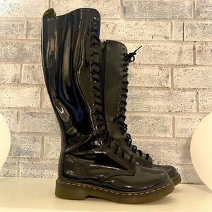 DR. MARTENS PATENT 20 hole Boots